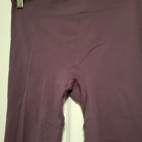 Title Nine Plum Purple Leggings Size Medium - Picture 3 of 5